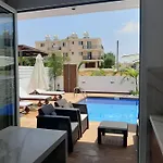 Melanos Fully Renovated Townhouse With Private Pool Apartment