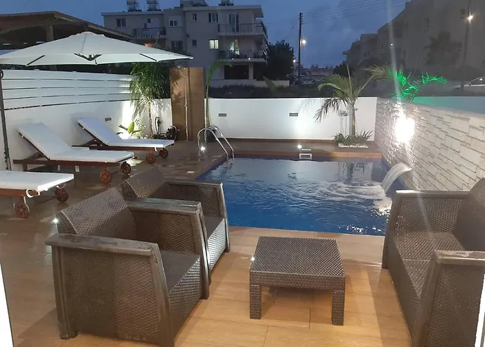 Melanos Fully Renovated Townhouse With Private Pool *