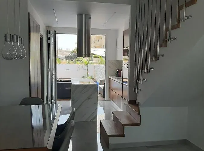 Melanos Fully Renovated Townhouse With Private Pool