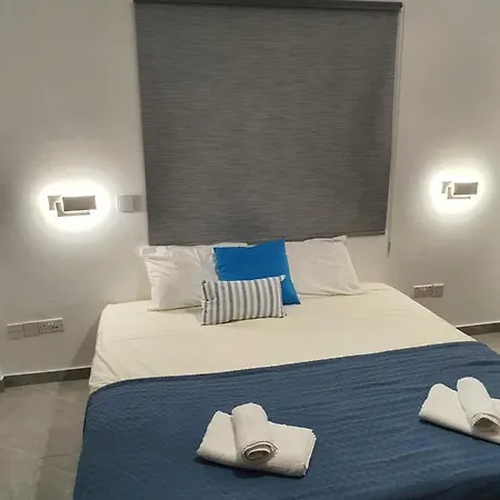 Melanos Fully Renovated Townhouse With Private Pool דירה פאפוס