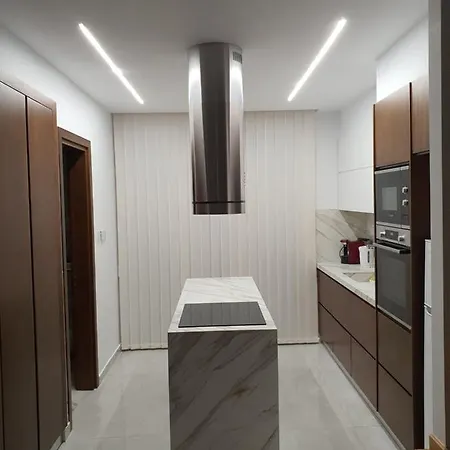 Melanos Fully Renovated Townhouse With Private Pool דירה *