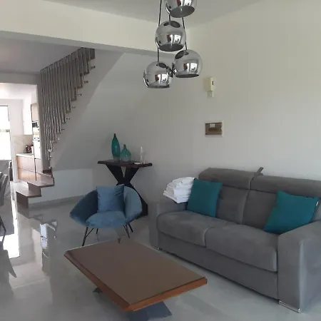 Melanos Fully Renovated Townhouse With Private Pool דירה פאפוס