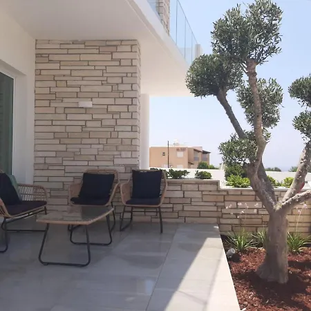 Melanos Fully Renovated Townhouse With Private Pool * פאפוס