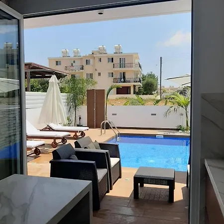Melanos Fully Renovated Townhouse With Private Pool דירה