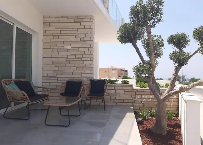 Melanos Fully Renovated Townhouse With Private Pool * パ フォス